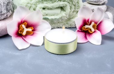 Mum, çiçek ve bir havlu. Spa kompozisyon