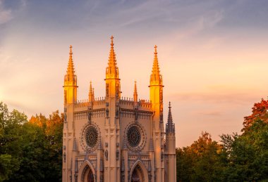 Gotik tarzda bir kilise binası.