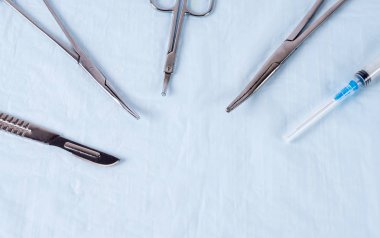 Masanın üzerinde cerrahi aletler kümesi