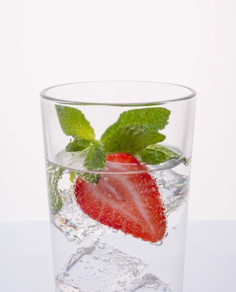 Erdbeer-Limonade mit Zitrone und Minze. Wasserentgiftung — Stockfoto