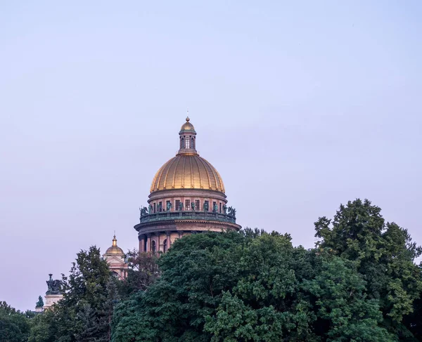 Sankt Petersburg, Rússia - 27 de julho de 2019: A cúpula da Catedral de São Isaac entre a folhagem — Fotografia de Stock