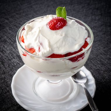 Cam kasede krem şantili çilekler.