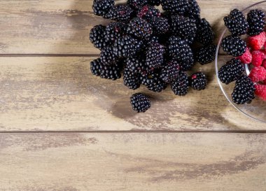 Karışık taze meyve ahududu ve böğürtlen