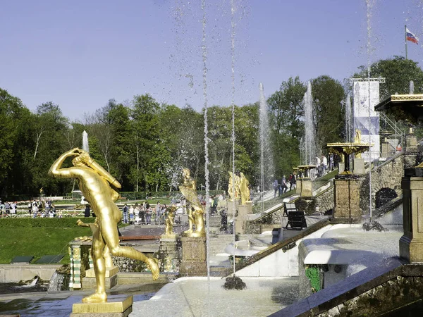 PETERHOF, RUSSIE- Mai 2019 : Grand Palais de Pertergof, Sculptures en or de la Fontaine de la Grande Cascade — Photo