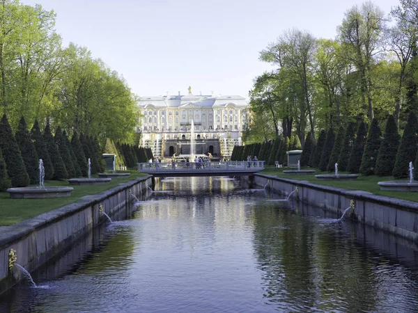 Peterhof, Ryssland- Maj 2019: Fontäner i Grand Cascade, Sankt Petersburg, Ryssland. — Stockfoto