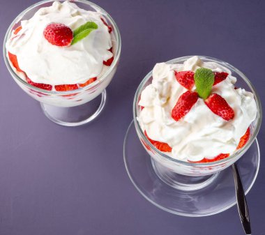 Çilekli ve kremalı iki kase.