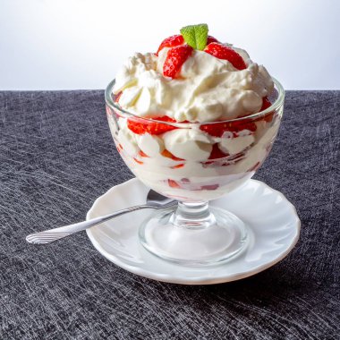 Cam kasede krem şantili çilekler.