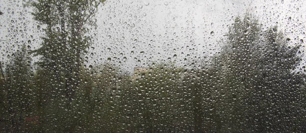 Regentropfen Fenster Mit Einem Auto Auf Dem Hof — Stockfoto
