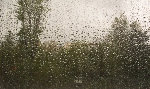 Gouttes Pluie Sur Fenêtre Avec Une Voiture Vue Dans Cour — Photo