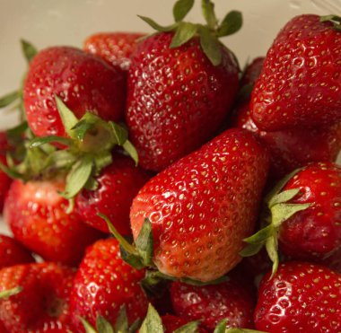 Çilekleri şeffaf plastik bir kaseye koy.