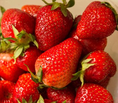 Çilekleri şeffaf plastik bir kaseye koy.