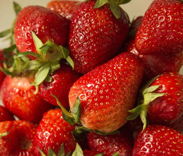 Çilekleri şeffaf plastik bir kaseye koy.