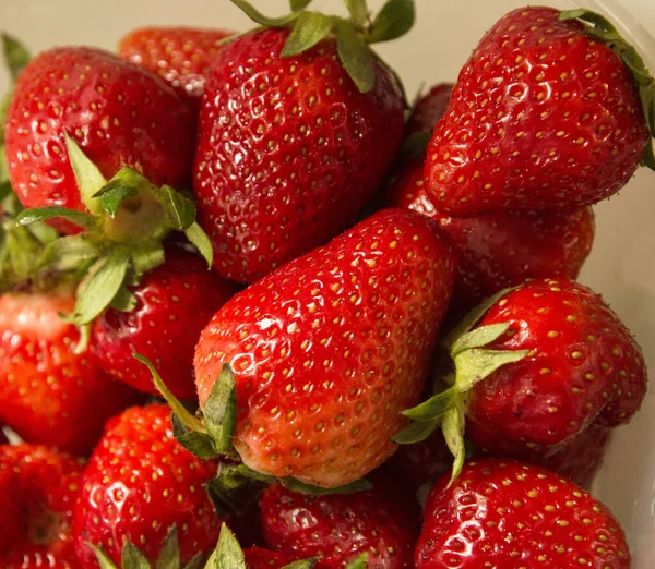 Çilekleri şeffaf plastik bir kaseye koy.