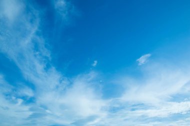 Gökyüzü dağınık bulutlarla dolu 