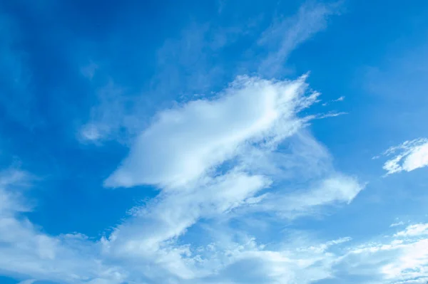 Gökyüzü dağınık bulutlarla dolu 