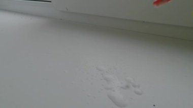Sarı tekstil ve sprey dezenfektanla cam taburesi temizleyen lastik eldivenli biri.