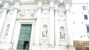 Kilisenin yanından geçen insanlar Chiesa di Santa Maria Assunta Detta I Gesuiti, Venedik İtalya