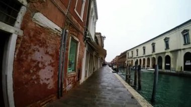 Murano adasının sokaklarında yürüyorum.