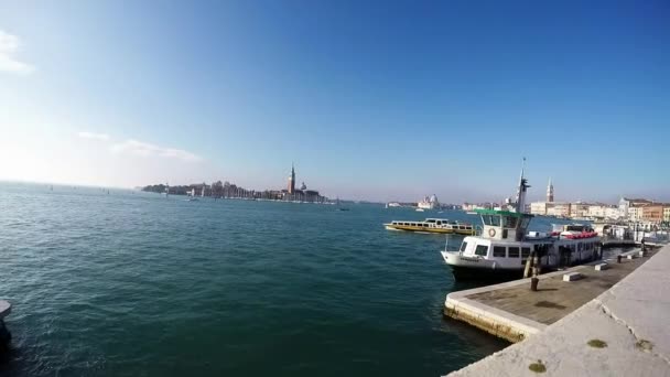 Перепливаючи Через Море Одного Венеціанського Острова Інший — стокове відео