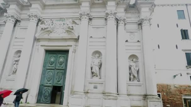 教会の近くを通る人々 Chiesa Santa Maria Assunta Detta Gesuiti ヴェネツィアイタリア — ストック動画