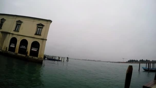 Βάρκα Που Διασχίζει Αδριατική Θάλασσα Από Ένα Νησί Της Βενετίας — Αρχείο Βίντεο