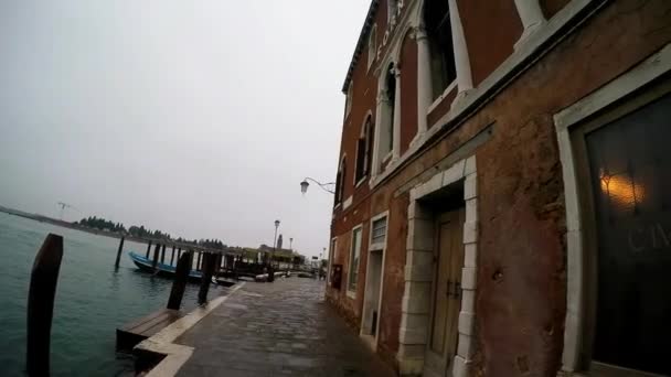 Murano Adasının Sokaklarında Yürüyorum — Stok video