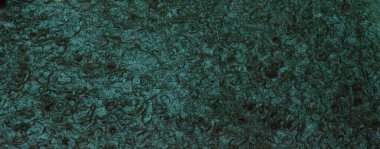 Şiddetli yağmurun altında büyük yağmur damlalarıyla su birikintisi