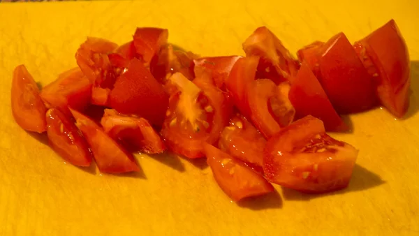 Zbliżenie Posiekany Pomidor Żółtej Desce Krojenia — Zdjęcie stockowe