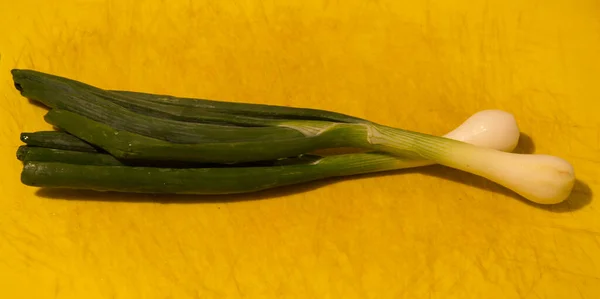 Bunch Onion Yellow Chopping Board — Stock Photo, Image