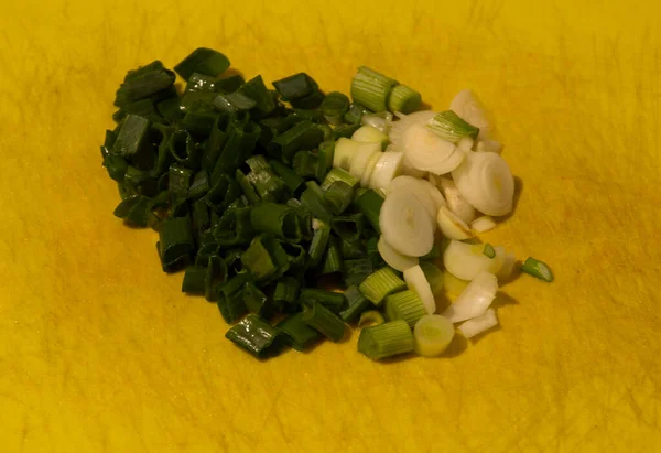 Yakın plan: Kesme tahtasında doğranmış soğan.