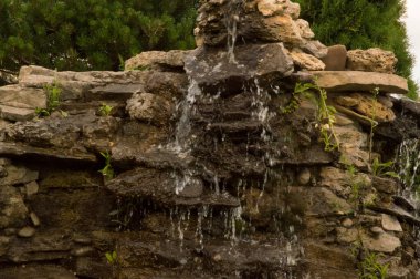 Yakın plan: Kireç taşından yapılan yapay şelale
