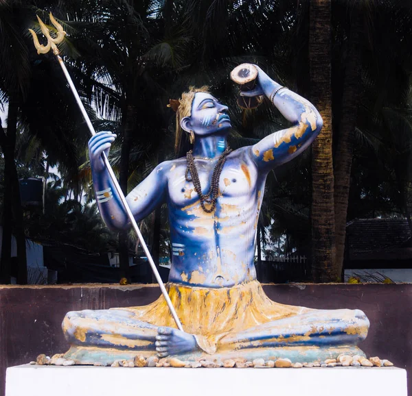 インド ゴア州アンジュナビーチのどこかに置かれたヒンドゥ神主シヴァの古い偶像を着用 — ストック写真