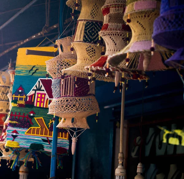 El yapımı dekoratif eşyalar Goa, Hindistan 'da bir bit pazarında satışta.