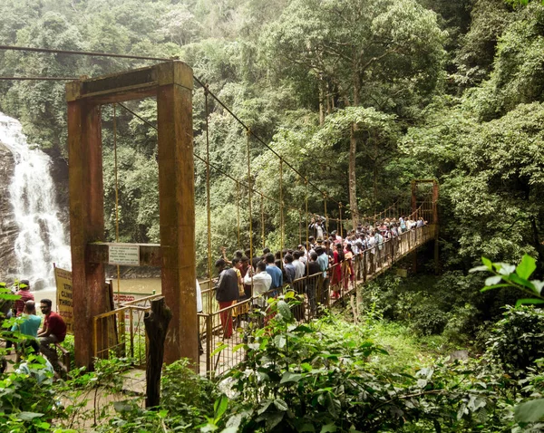 Kodagu, Karnataka, Hindistan - 4 Ekim 2015 - Abbey Falls Madikeri 'ye 8 km uzaklıktaki Batı Ghat' ta yer alıyor. Şelale kahve tarlaları arasında yer almaktadır. Şelalenin hemen karşısında asılı bir köprü.