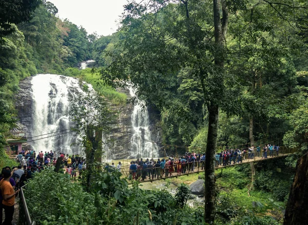 Kodagu, Karnataka, Hindistan - 4 Ekim 2015 - Abbey Falls Madikeri 'ye 8 km uzaklıktaki Batı Ghat' ta yer alıyor. Şelale kahve tarlaları arasında yer almaktadır. Asılı köprüye akın eden insanlar