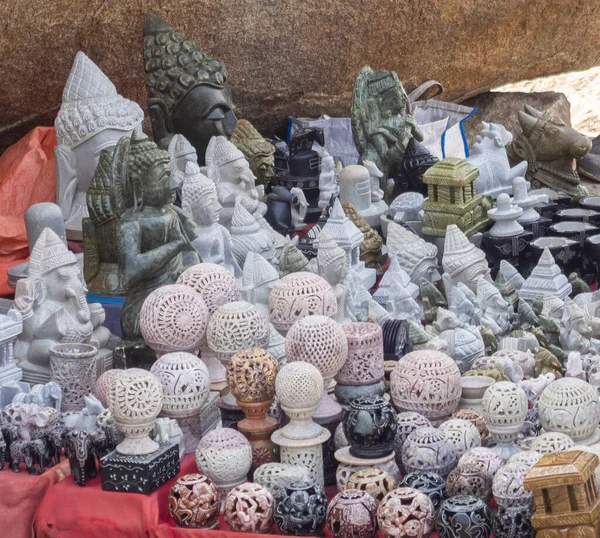 Hampi, Karnataka 'daki bit pazarında taştan yapılmış eşyalar.