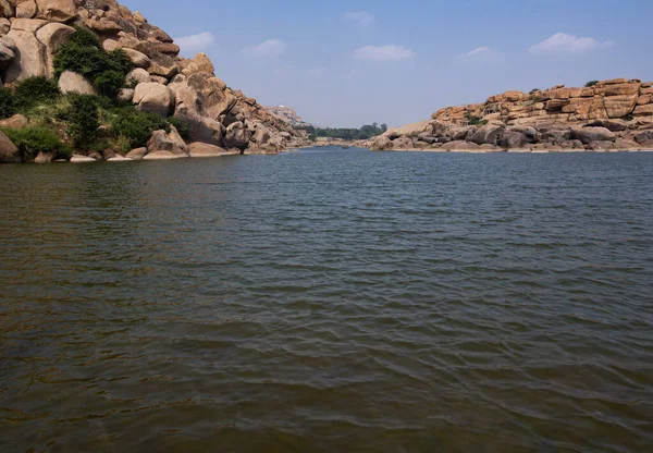Yerden gelen güzel Tungabhadra nehri Hampi, Karnataka, Hindistan 'da birleşiyor.