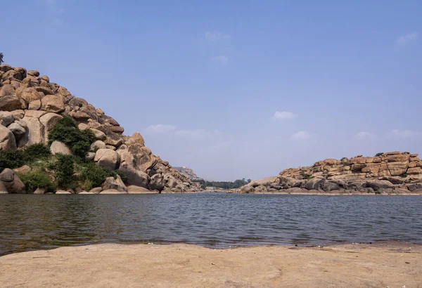 Yerden gelen güzel Tungabhadra nehri Hampi, Karnataka, Hindistan 'da birleşiyor.