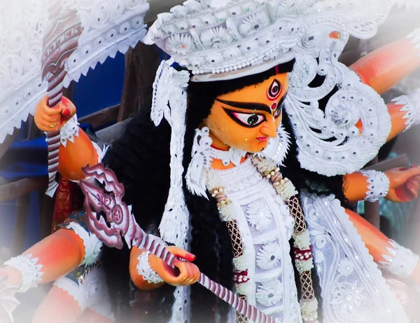 毎年行われる彼女の祭りの間にヒンズー教の女神ドゥルガの偶像のトップビュー ナブラトリとドゥルガの法会でインドで祝われた — ストック写真