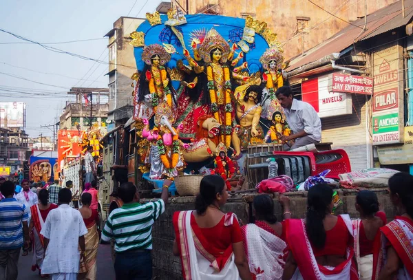 Silchar, Assam, Hindistan - 4 Ekim 2014 - Durga Puja festivalinin bitişini kutlayan bir tören alayı. Tanrıça 'nın dört günlük ziyaretinden sonra cennete gitmek için Dünya' dan ayrıldığına inanılır. Bugün aynı zamanda Dussehra ve Vijaya Das 'ı da temsil ediyor.