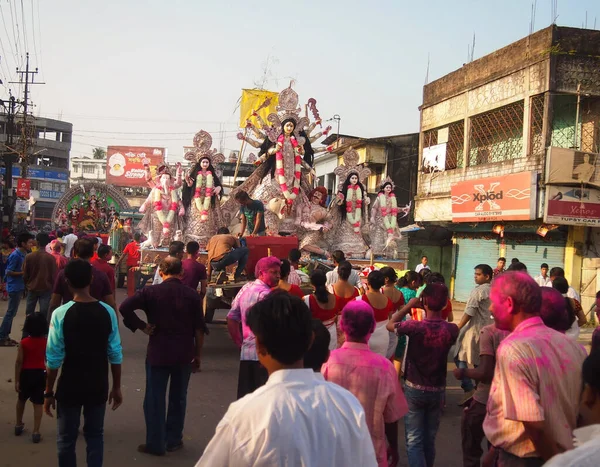 Silchar, Assam, Hindistan - 4 Ekim 2014 - Durga Puja festivalinin bitişini kutlayan bir tören alayı. Tanrıça 'nın dört günlük ziyaretinden sonra Dünya' yı terk edip cennete gittiğine inanılır..