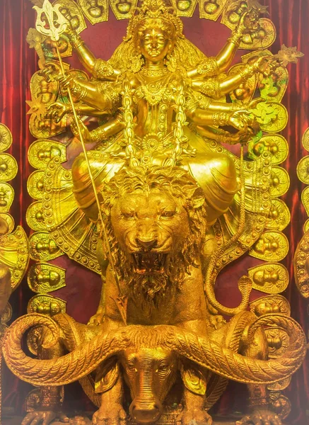 Gyllene Lera Idol Hinduiska Gudinnan Durga Rider Ett Lejon Hon — Stockfoto