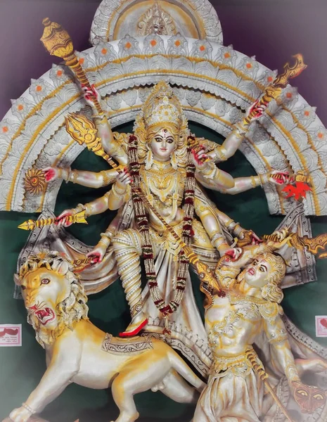 毎年恒例の祭りの間にヒンズー教の女神ダーガのアイドル これは毎年東インドを中心としたドゥルガ法会として祝われる — ストック写真