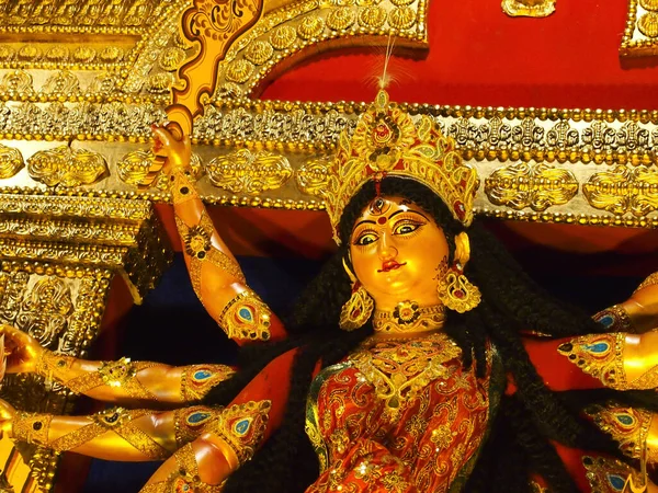 毎年行われる彼女の祭りの間にヒンズー教の女神ドゥルガの偶像の写真 ナブラトリとドゥルガの法会でインドで祝われた — ストック写真