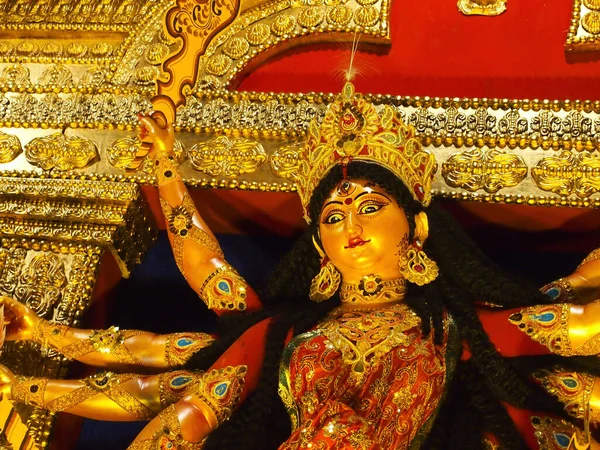 Her yıl düzenlenen festivalde Hindu Tanrıça Durga 'nın bir idolünün resmi. Hindistan 'da Navratri ve Durga Puja döneminde kutlandı