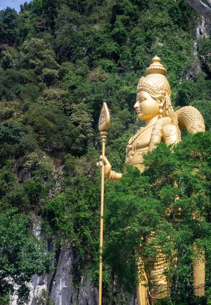 Kuala Lumpur, Malezya 'daki Batu mağaralarındaki Lord Murugan heykelinin yan görüntüsü