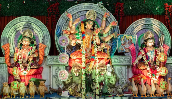 ヒンズー教の女神ドゥルガと彼女の2人の娘のアイドル ナブラトリとドゥルガの法会でインドで祝われた — ストック写真