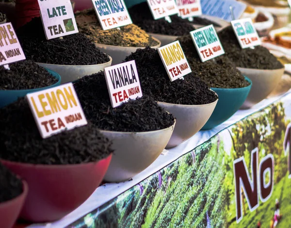 Hindistan, Goa 'daki bit pazarında satışa sunulan çeşitli Hint çayları.