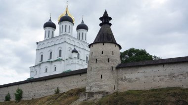 Pskov. Pskov Kremlin. Üçlemeci Katedral. Orta kule. Pskov Krom. Pskov Kremlin Duvarı