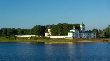 Mirozhsky Manastırı. Karşı kıyıdan Mirozh Manastırı 'nın manzarası. Pskov, Rusya